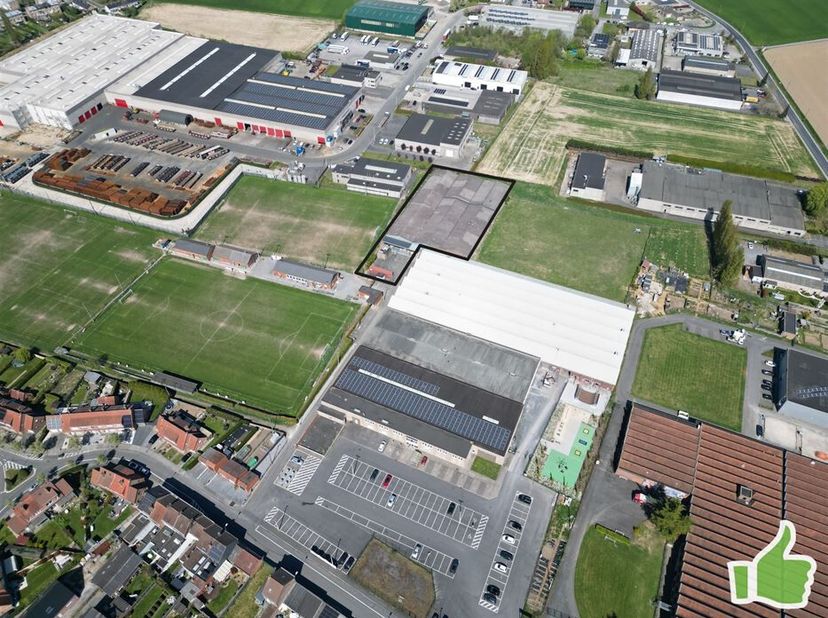 Nous vous proposons à la vente un entrepôt de 3.000 m² bâti sur une parcelle de 3.689 m², bénéficiant d&#039;un vaste parking privé de 700 m² et d&#039;un quai