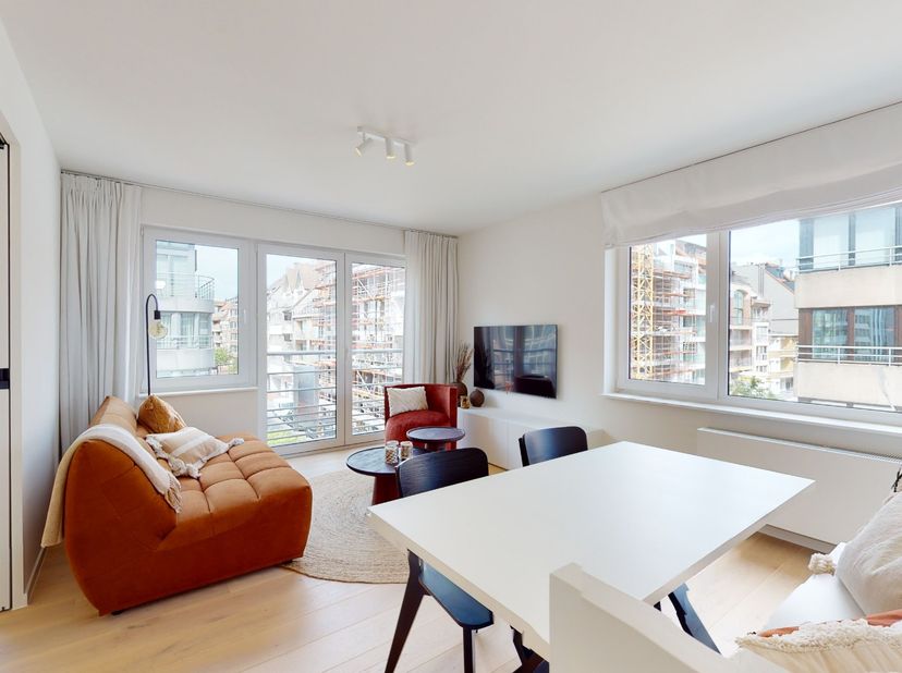 Appartement d&#039;angle entièrement rénové, situé à quelques pas de la mer et du centre commercial.&lt;br /&gt;
Composition: entrée avec vestiaire et toilette.
