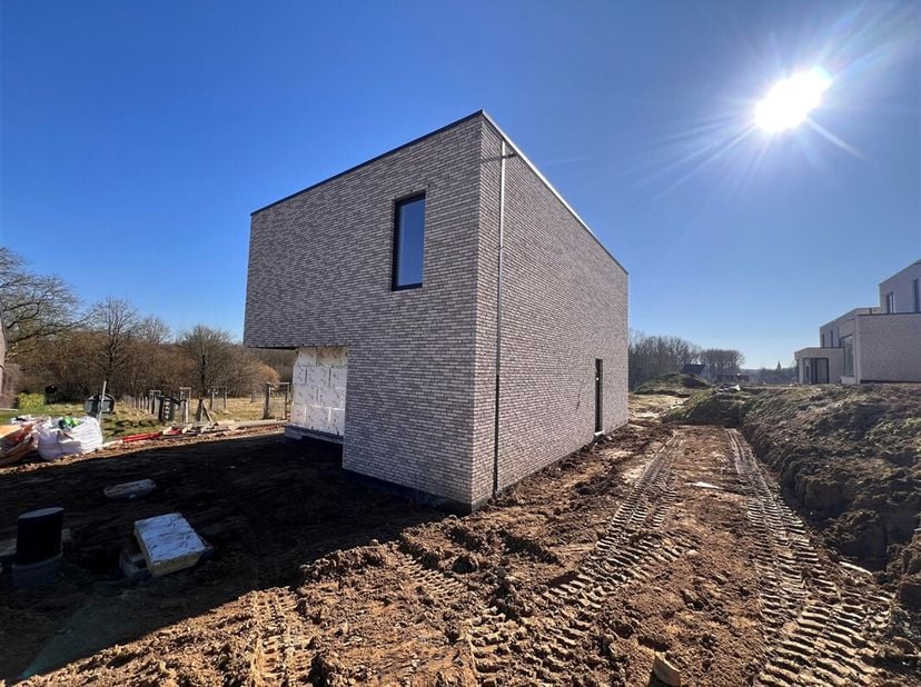 Uitgevend op natuurgebied, nabij de dorpskern van het landelijke Korbeek-Dijle en met een perfecte verbinding naar zowel Leuven als Brussel en andere
