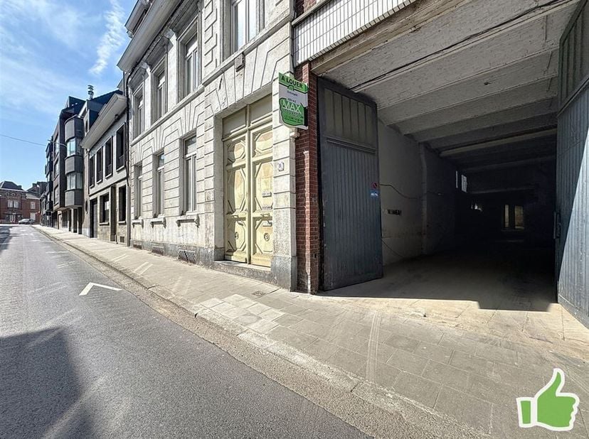 Entrepôt à louer à Mouscron en plein centre ville, rue du Luxembourg&lt;br /&gt;
Avec double porte en bois motorisées avec portillon&lt;br /&gt;
Entrepôt de 220 m