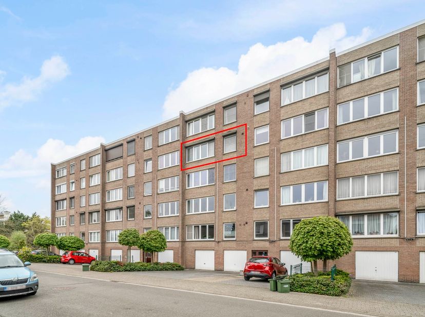 Bestaande uit een inkomhal met een apart toilet en een veiligheidsdeur, een lichtvolle leefruimte met een zit- en een eetplaats, een volledig uitgerus