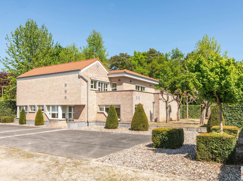 Uitzonderlijke woning met kantoorruimte, dubbele garage en zonnig terras op toplocatie - KIJKDAG DO 22 MEI (OP AFSPRAAK)&lt;br /&gt;
 In een rustige en resi