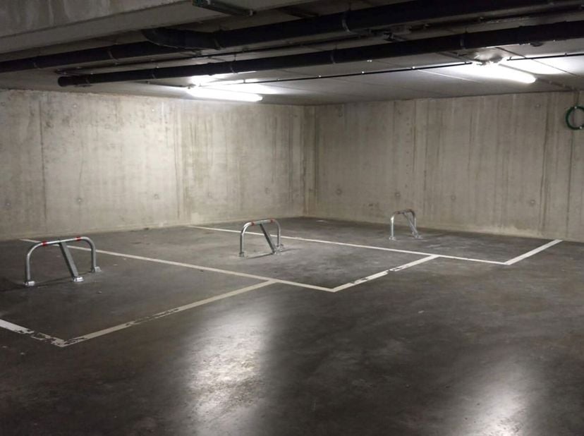 3 x naast elkaar gelegen parkeerplaatsen op niveau -1 van het appartementsgebouw te Sint-Joris-Winge &quot;Joly Vente&quot;.&lt;br /&gt;
Samen voor 57.000euro of afzo