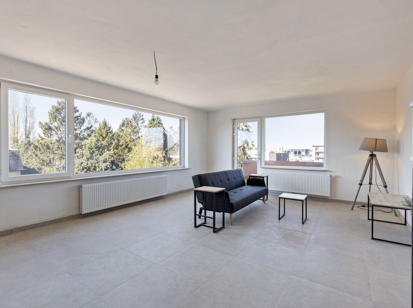Het appartement (75 m²) is gelegen op de 3de verdieping waar men van een vrij uitzicht geniet. Dankzij deze zeer gunstige locatie in Sint-Andries is e