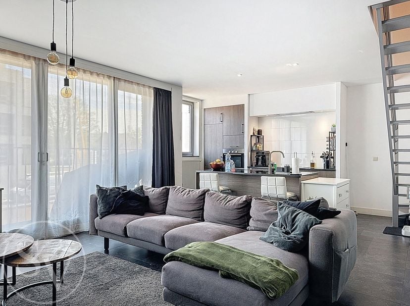 Dit huiselijk en energiezuinige duplexappartement (EPC A) van 100 m² is gelegen op de eerste en tweede verdieping van de moderne residentie Den Bosch.