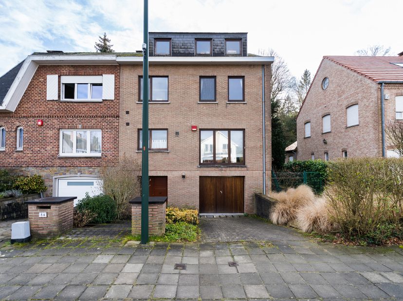 WOLUWE-SAINT-PIERRE, op een boogscheut van de Place Dumon, WONING met 3 gevels (5 slpk/2bad) met garage en tuin op het zuidoosten van +/-280m² bebouwd