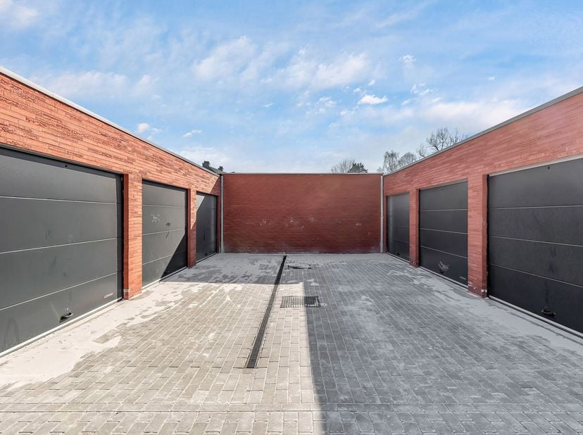 Voor meer info of een bezoek, bel 054 69 39 37 - VERKOOP ONDER REGISTRATIERECHTEN! Op de Parochiestraat in Iddergem (Denderleeuw) bevindt zich achtera