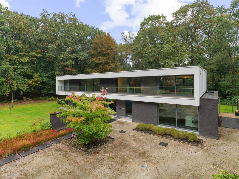 Deze unieke en hypermoderne villa te Keerbergen, werd in 2015 gebouwd naar het ontwerp van gerenommeerd architectenbureau Schellen en diende verschill