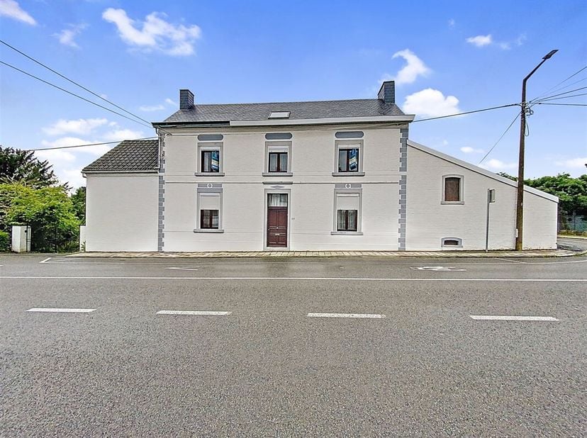 OPTION - INNOV&#039;EXPERT immobilière vous invite à venir découvrir cette immense maison de +/- 500 m2 au total, bénéficiant d&#039;un énorme potentiel d&#039;aména