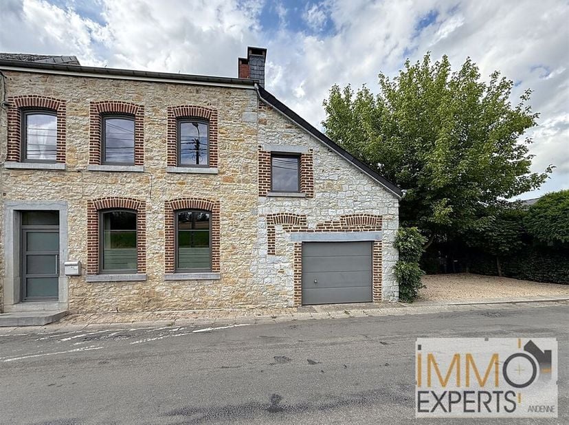 Le bureau Immexperts a le plaisir de vous présenter: Maison 3 chambres pleine de charme située au coeur du joli hameau de Groynne. Cette maison coup d