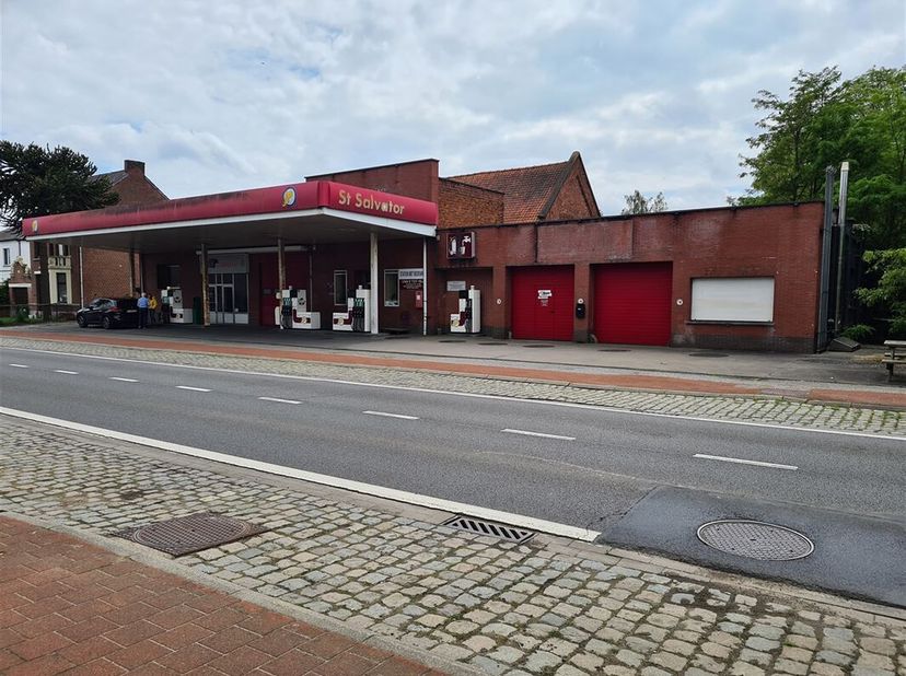 Uniek bedrijfsgebouw bestaande uit een tankstation met magazijnen.&lt;br /&gt;
Commerciële ligging in het centrum van Booischot, langs de gewestweg N15.&lt;br