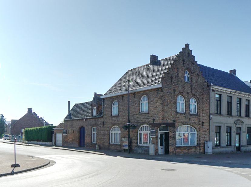 In het hart van het pittoreske Handzame wacht een karaktervolle hoekwoning op een nieuwe eigenaar met een visie.&lt;br /&gt;
Deze eigendom, gelegen aan het