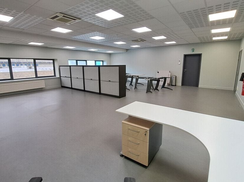 Bien professionnel à louer
                    à 8200 Sint-Andries