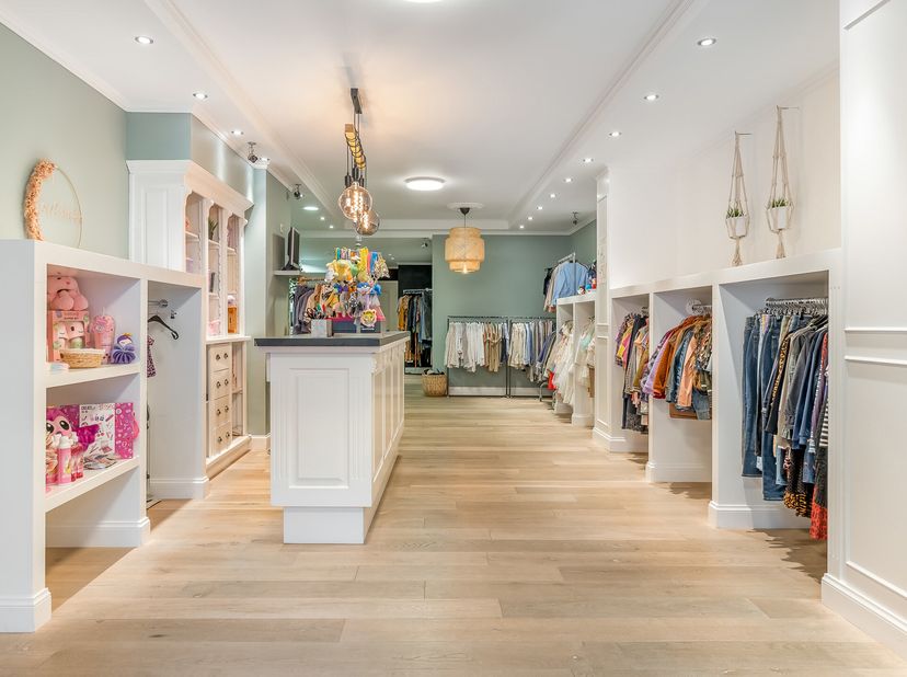 VERLAAGDE PRIJS!! Dit centraal gelegen handelspand bevindt zich op een toplocatie in het centrum van Leopoldsburg en is volledig instapklaar. Het pand