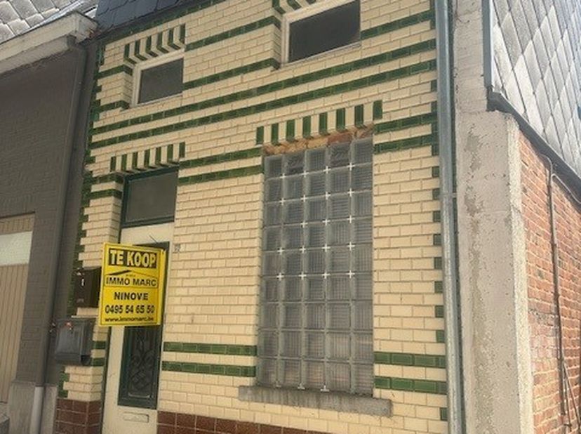 Deze gedeeltelijk vernieuwde woning bevindt zich in een rustig gelegen straatje, zijstraatje van de Abdijstraat, gelegen nabij de gratis te gebruiken