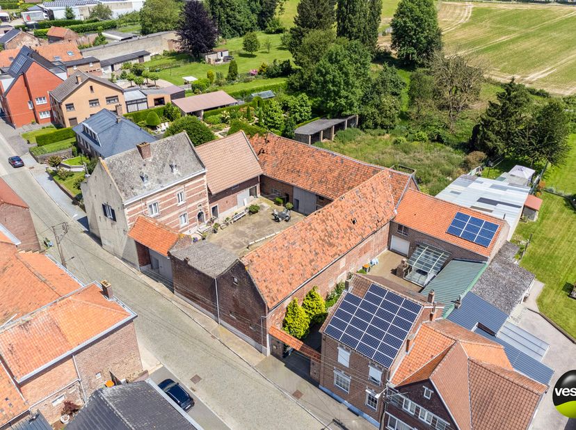 Op te frissen vierkantshoeve in dorpskern van Grote-Spouwen, Papestraat 10, Bilzen.&lt;br /&gt;
&lt;br /&gt;
Deze charmante vierkantshoeve, gelegen in het rustige
