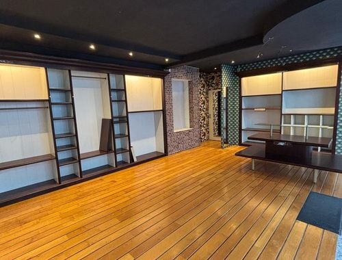                                         Bien commercial à louer à Asse, € 900
