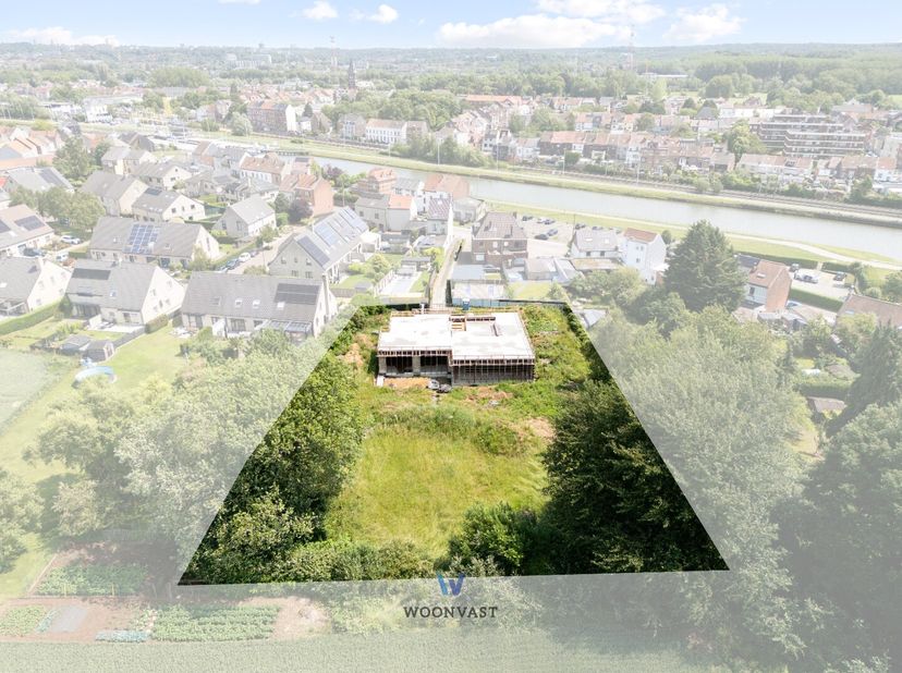 Gelegen op een prachtig perceel van 3.132 m² in een groene, rustige omgeving, vindt u deze uitzonderlijke viergevelvilla in ruwbouwfase. Met een bruto