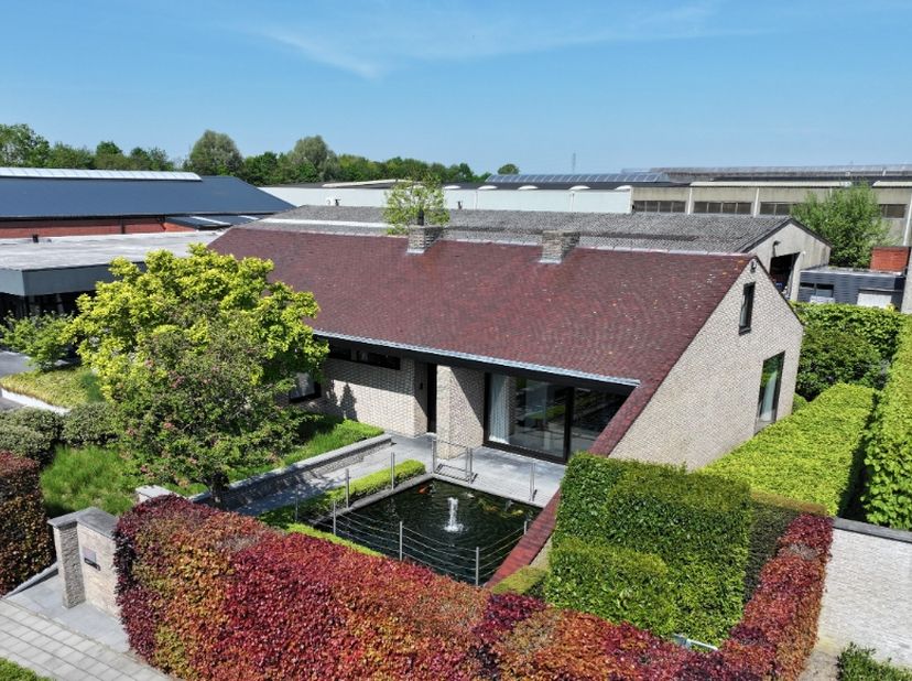 Deze instapklare villa met loods, winkelruimte en handelsfonds ligt op een zichtlocatie langs de Elfjulisingel in Ingelmunster – ideaal voor wie wonen