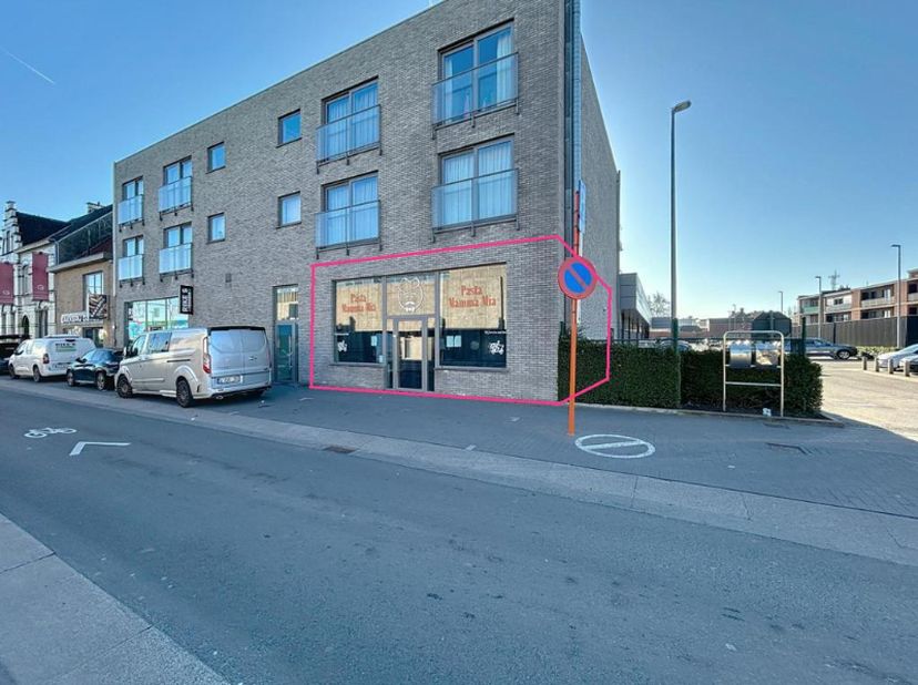 Commercieel gelegen handelspand/kantoor, momenteel verhuurd als noodle bar, bestaande uit een handelsruimte met toilet.&lt;br /&gt;
&lt;br /&gt;
Extra troeven:&lt;br