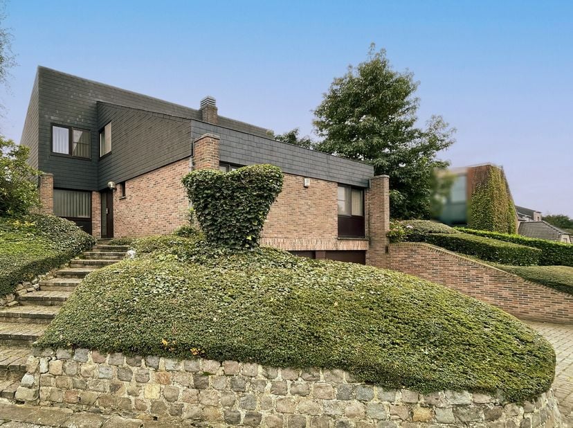Ontdek deze prachtige, statige villa in de geliefde wijk Armendaal. De woning is gelegen aan het einde van een doodlopende straat, waardoor u verzeker