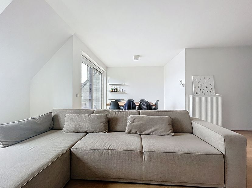 Gezellig en ruim nieuwbouwappartement te huur in het hartje van Waregem, op wandelafstand van de markt. Deze beschikt over 2 slaapkamers en bevindt zi