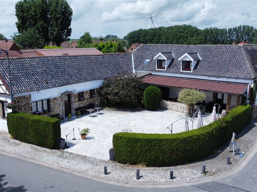 Une opportunité unique à Rebaix (Ath)! Ce bâtiment polyvalent entièrement rénové est à vendre, un investissement parfait pour ceux qui recherchent une