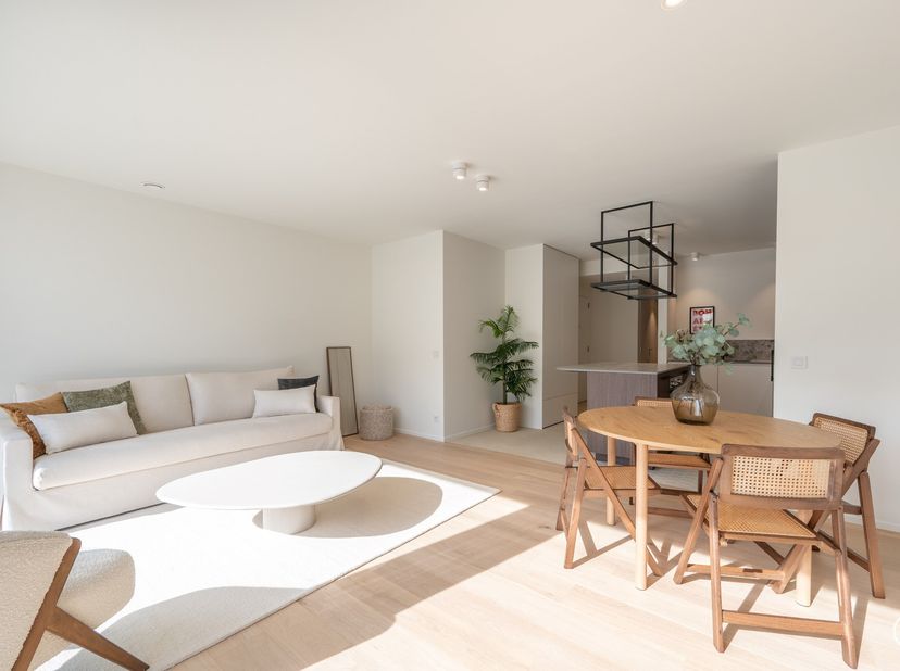 Uniek nieuwbouwappartement met 2 slaapkamers gelegen op een fantastische ligging in de Paul Parmentierlaan.&lt;br /&gt;
Indeling:&lt;br /&gt;
Inkomhal met gastent
