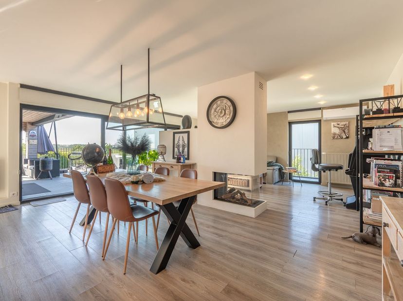 Strategisch gelegen woning met loods te Wingene. Deze eigendom biedt een unieke combinatie van residentieel comfort en professionele doeleinden. De lo
