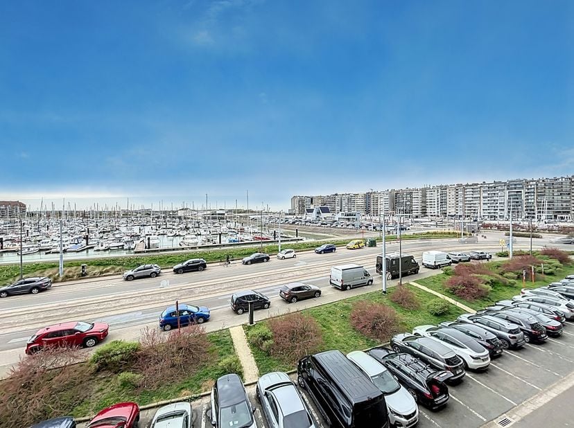 Wonen aan de haven van Blankenberge! Dit unieke split-level appartement biedt rust én investeringspotentieel met prachtig havenzicht.&lt;br /&gt;
Ideale lig