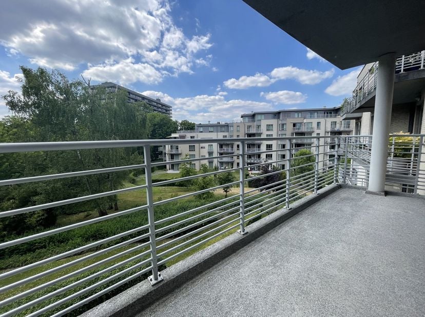 WOLUWE SAINT PIERRE, à proximité de la place Dumon. Bel APPARTEMENT (2ch/2sdb) de 130 m² avec parking et terrasse. Situé au 3ème étage, il se compose