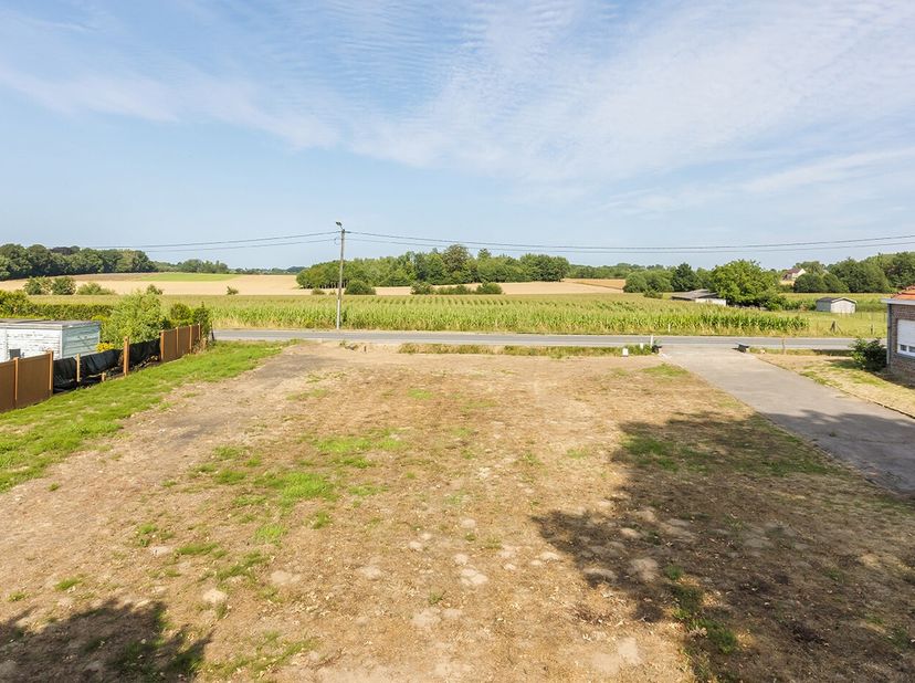 Dit perceel van 8are 68 biedt de mogelijkheid om een eigen woning te ontwerpen. Deze grond beschikt over een perceel breedte van 25.70 m en een diepte