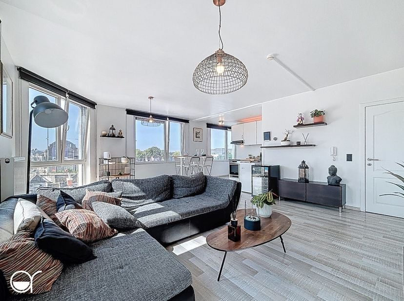 Dit appartement is gelegen in een opkomende en trendy buurt in Gent, vlakbij Dok-Noord en het Houtdok. Met het openbaar vervoer of de fiets is het cen