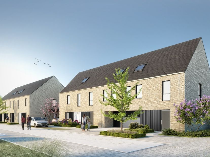 Ontdek deze prachtige halfopen bebouwing met drie ruime slaapkamers, gelegen in het rustige Beveren-Leie. Deze woning biedt meer dan alleen modern com