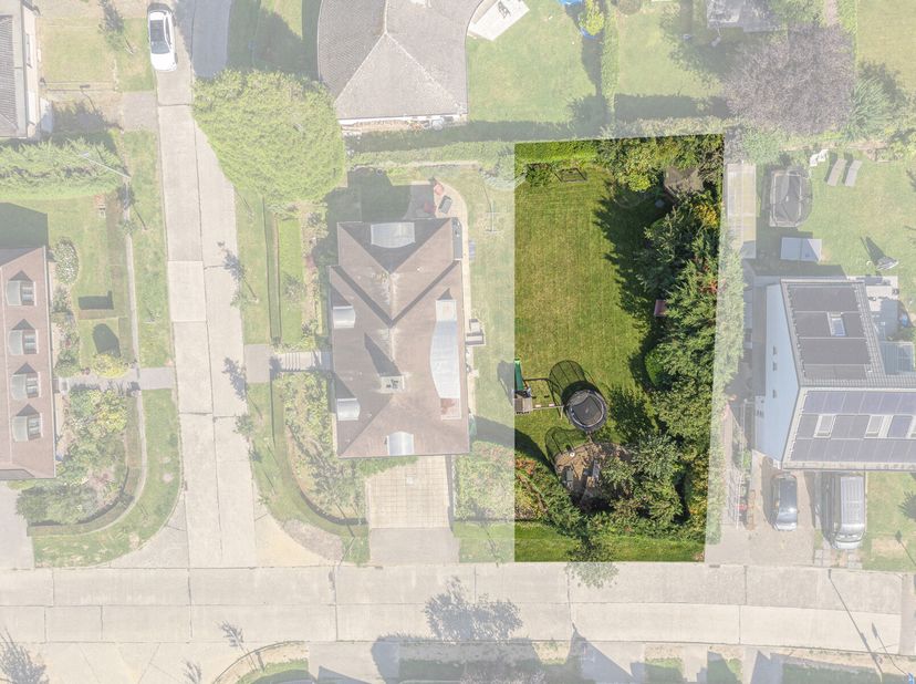 Terrein voor het bouwen van een vrijstaande woning.&lt;br /&gt;
Gelegen langs de Hof Ter Puttenlaan binnen de verkaveling &#039;Bloemendal&#039;.&lt;br /&gt;
Dit terrein he