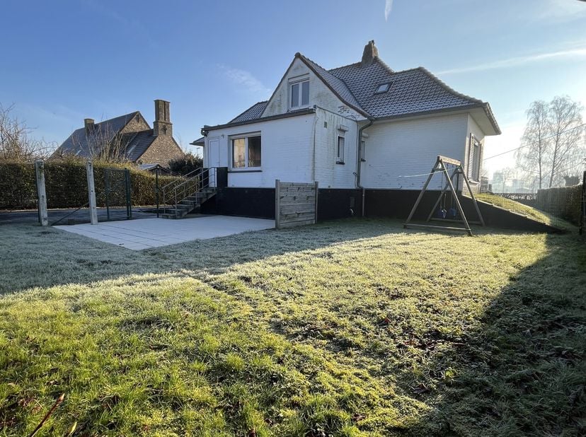 De woning onderscheidt zich van andere woningen door het feit dat ze hoger gelegen is dan het straatniveau. Hierdoor geniet u vanuit de leefruimtes op