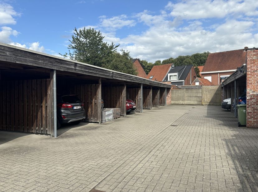 Ruime carport achter een recent appartementsgebouw.&lt;br /&gt;
De ligging is uiterst gunstig vlakbij het levendige dorpscentrum van Beerse.&lt;br /&gt;
De carpor