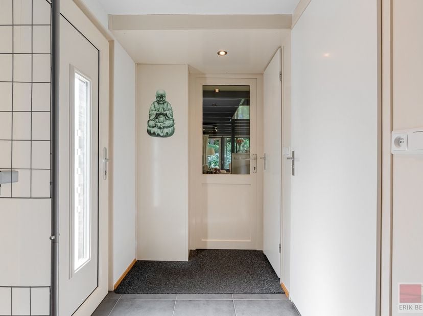 Gelijkvloerse vakantiewoning met een woonoppervlakte van 79 m², gelegen op een royaal perceel van 570 m². Deze woning beschikt over vier slaapkamers e