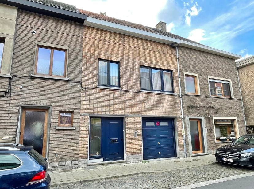 Op zoek naar een woning met potentieel in een rustige en centrale buurt? In Sint-Amandsberg vinden we deze degelijk onderhouden gezinswoning met garag
