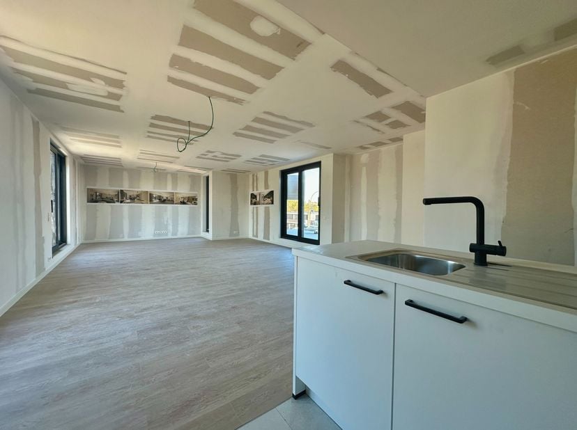 Ontdek dit prachtig nieuwbouwappartement tijdens één van onze kijkdonderdagen in mei.&lt;br /&gt;
We verwelkomen je graag op 8 mei - 15 mei en 22 mei van 18