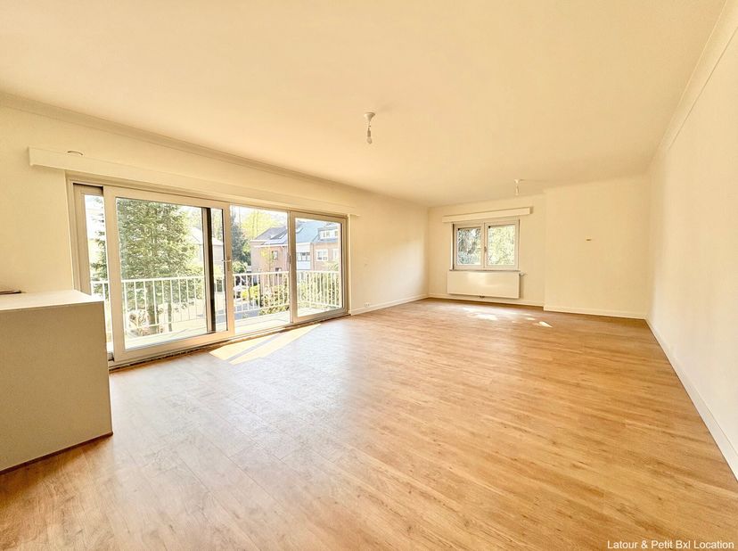 WOLUWE-SAINT-LAMBERT, idéalement situé à proximité immédiate du métro et du Woluwe Shopping, lumineux APPARTEMENT (3ch/2sdb) de 116 m², entièrement ré