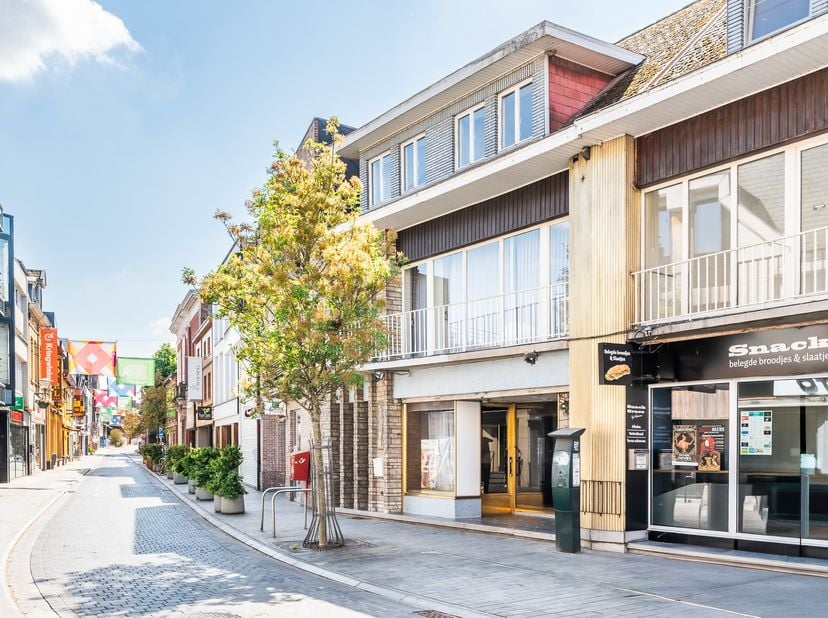 Bent u op zoek naar een pand met eindeloze mogelijkheden, pal in het centrum van Puurs? Deze zeer ruime woning met handelspand biedt een unieke combin