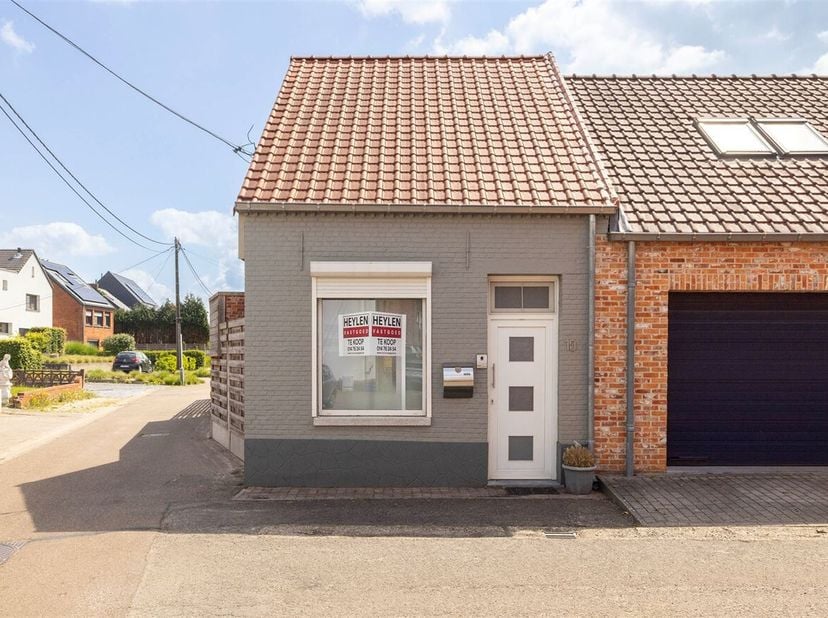 Instapklare half open bebouwing te Meerhout.&lt;br /&gt;
Op het gelijkvloers sluiten woonkamer, eetplaats en keuken mooi achter elkaar aan. De keuken geniet