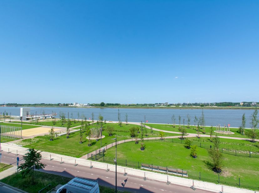 Huis aan de Kade heeft een droomligging aan de Schelde, de kaaien en het toekomstige Kaaipark. En dat in het hart van Nieuw Zuid, Antwerpen. Robbrecht