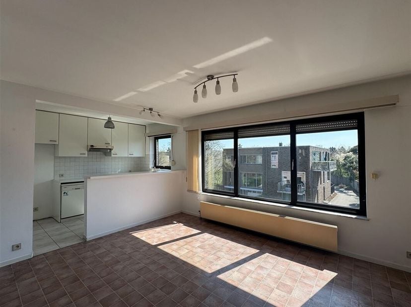 Op een rustige locatie in een leuke woonwijk te Boechout vinden we dit aangenaam hoek-appartement met 3 slaapkamers en garagebox. &lt;br /&gt;
Het apparteme