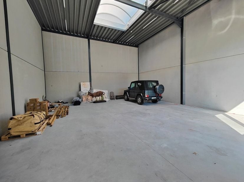 Nieuwbouwloods te huur van 125 m² met 2 privatieve parkeerplaatsen.&lt;br /&gt;
Kenmerken:&lt;br /&gt;
- Hoogte loods ca. 6 meter&lt;br /&gt;
- Elektrische sectionaalpo