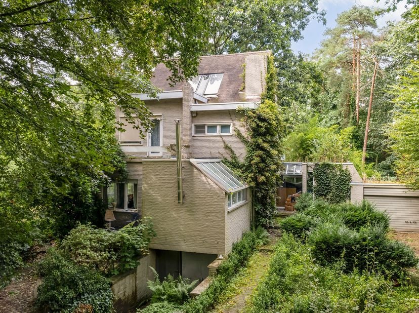 IN OPTIE - Deze volledig te renoveren villa ligt op een ruim hoekperceel (2.898 m²) en biedt volledige privacy. De woning bevindt zich in het rustige,