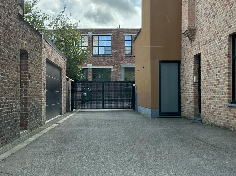 Privatieve staanplaats die afgesloten is met een geautomatiseerde poort ,die met afstandsbediening wordt bediend.&lt;br /&gt;
Gelegen in de residentie de Mo