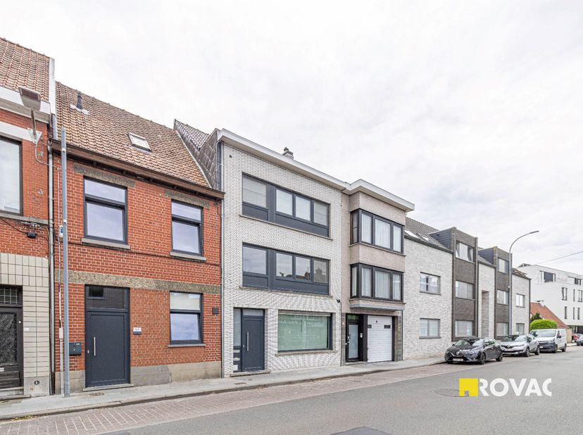 Deze zeer interessante opbrengsteigendom is gelegen in het rustige Emelgem en is een must-have voor wie op zoek is naar een mooi rendement.&lt;br /&gt;
Het