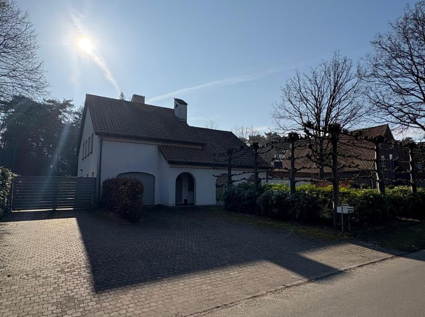 Deze karaktervolle woning is rustig gelegen in de gewilde Europawijk op de grens van Mol en Geel, biedt het perfecte evenwicht tussen rust en bereikba